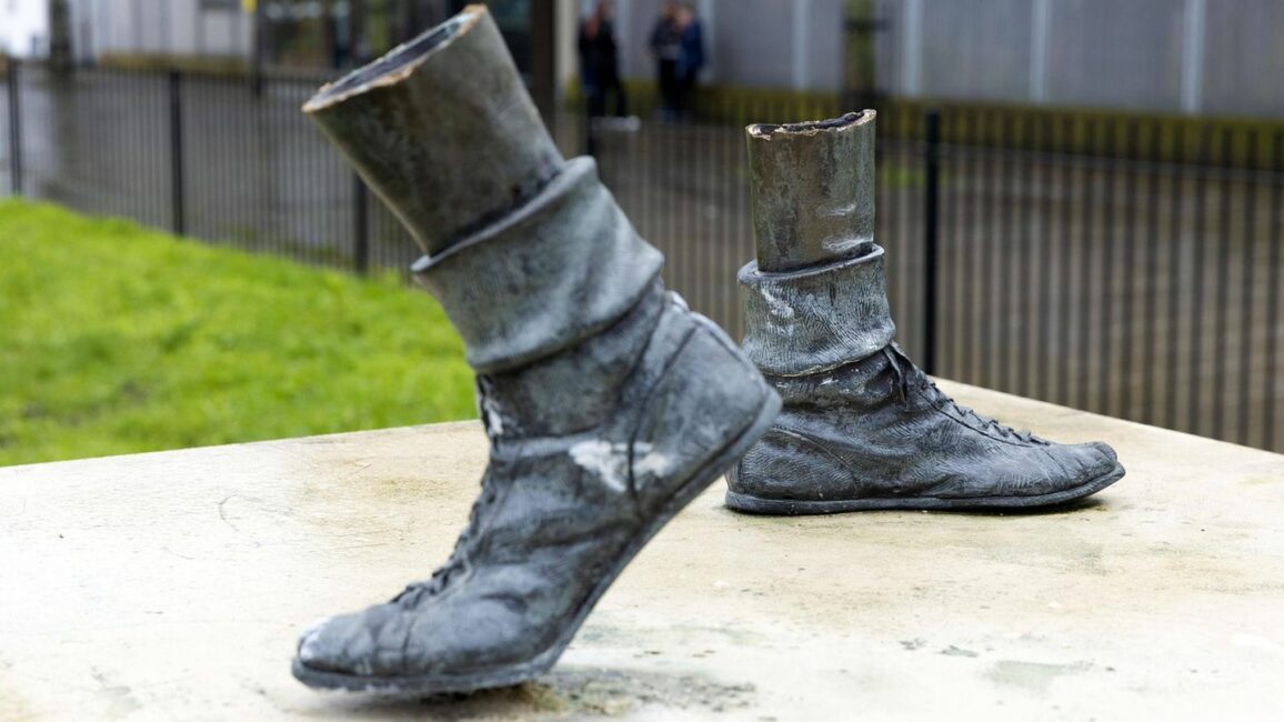 In London: Diebe stehlen Bronzestatue von Boxlegende Teddy Baldock