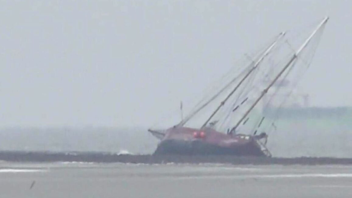Zweimaster "Ethel von Brixham": Deutsches Traditionsschiff havariert – und kippt zur Seite