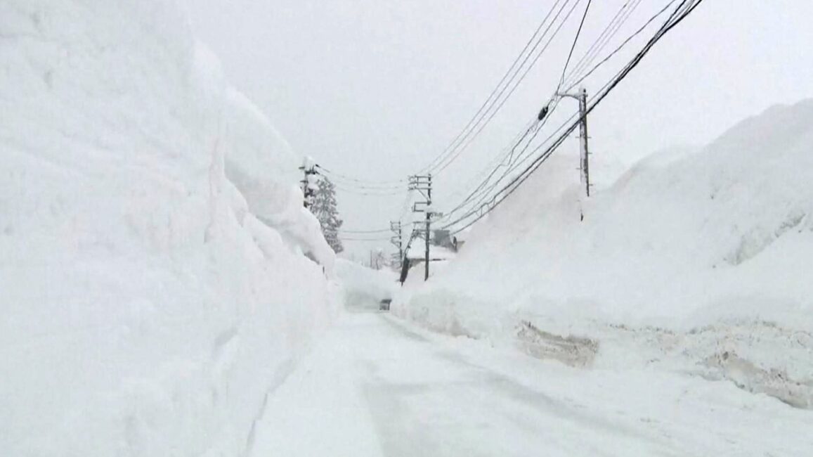 Armee im Einsatz: Bis zu 4,5 Meter hoch – Japan versinkt unter XXL-Schneemassen