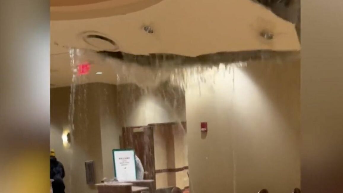 Oklahoma: Wassermassen reißen Lobbydecke in Hilton-Hotel ein