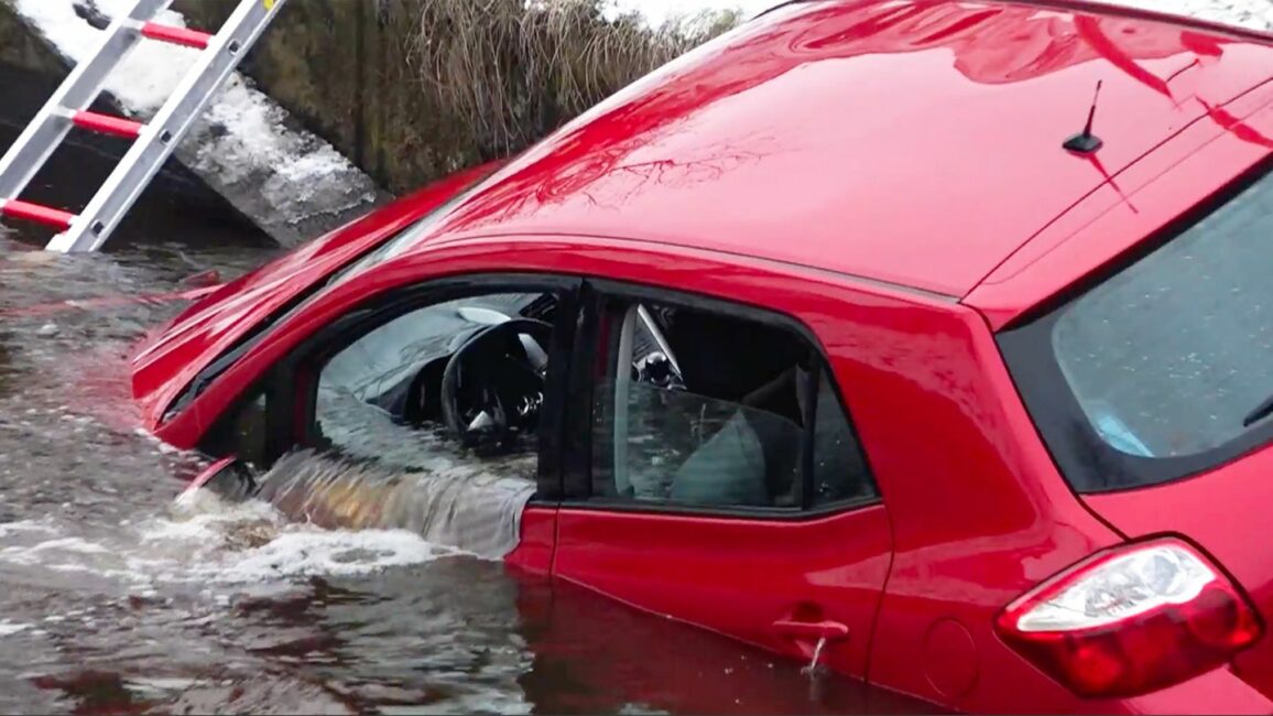 Oldenburg: Auto stürzt in eiskalten Kanal – Retter springt hinterher