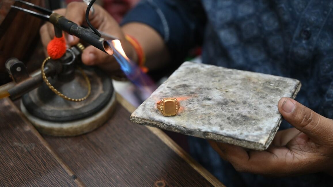 Edelmetalle: Preise für Gold und Silber nach Rekordjagd unter Druck