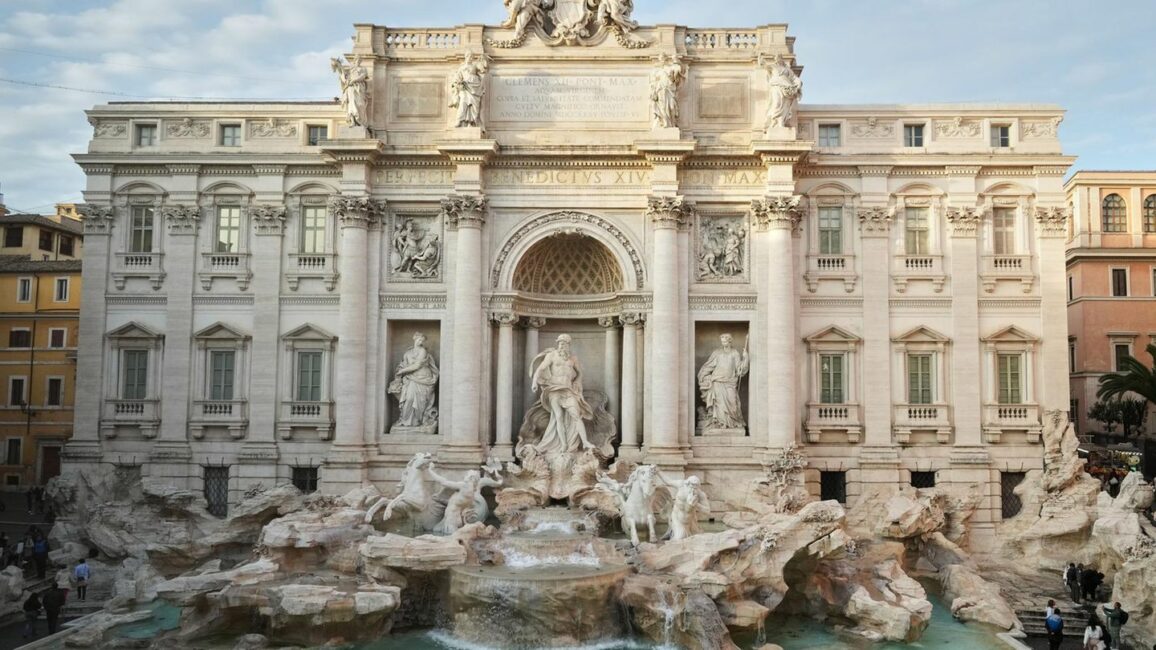 Massentourismus in Rom: Sie wollen den Trevi-Brunnen sehen? Das macht zwei Euro!