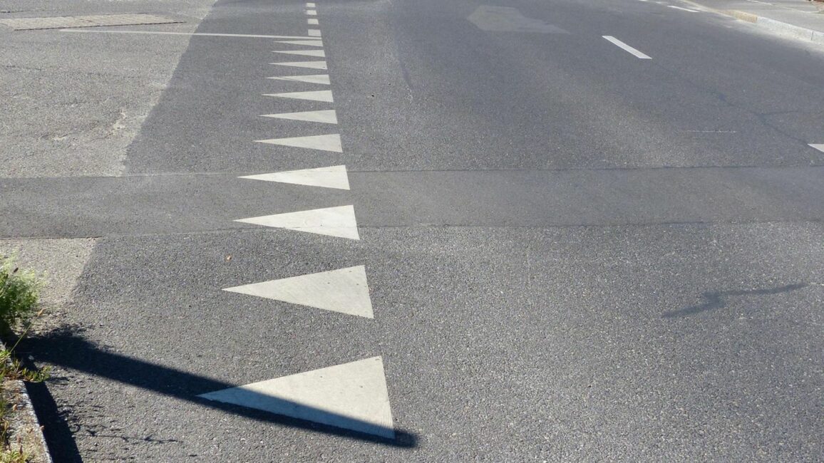 Verkehrszeichen: Haifischzähne: Was bedeutet diese Fahrbahnmarkierung?