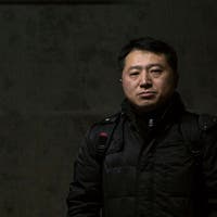 Zwei chinesische Journalisten schreiben einen Artikel über einen lokalen Funktionär. Dann schlägt die Polizei zu