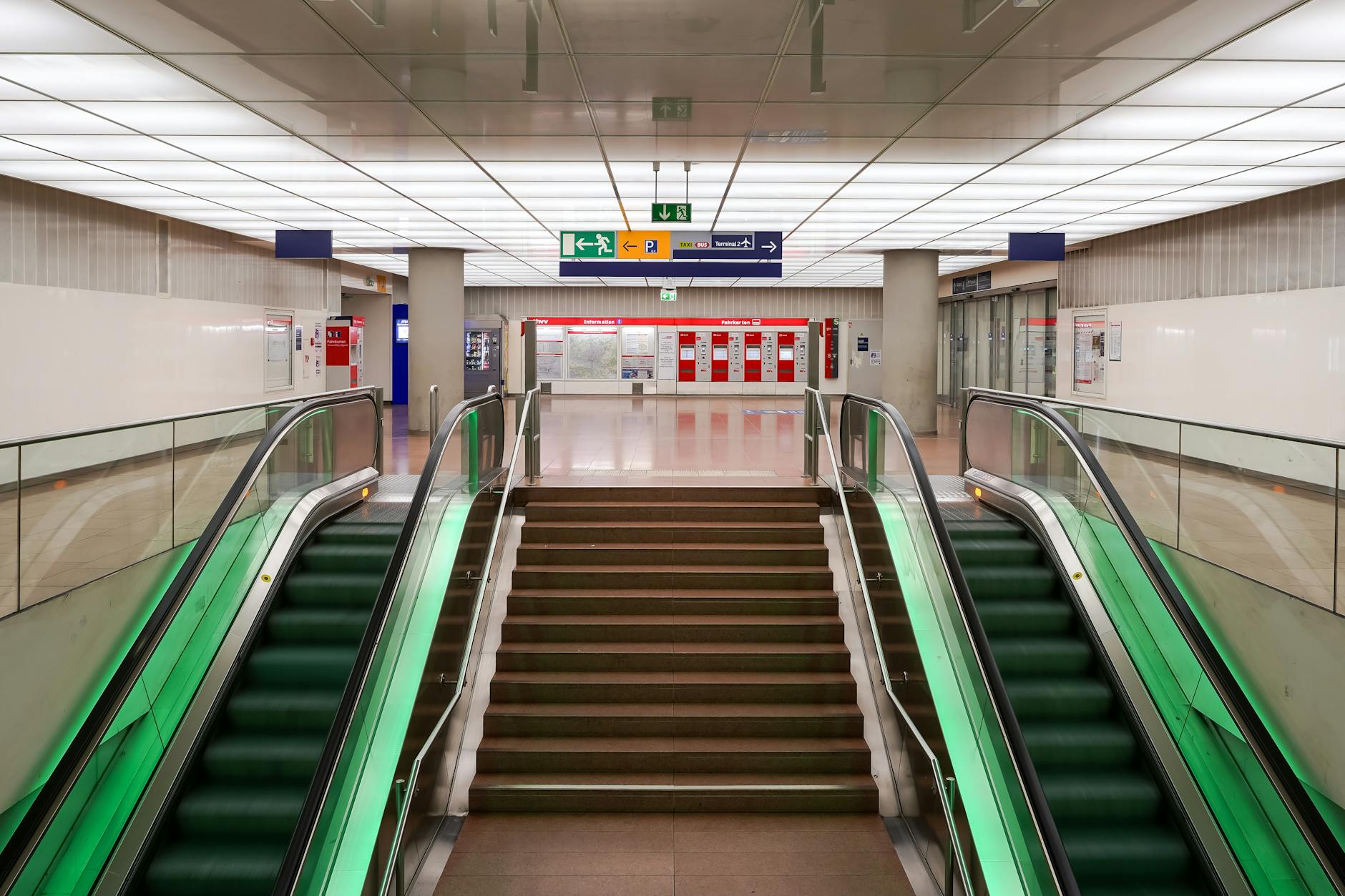 Detailansicht: Aufzüge Fahrtreppen