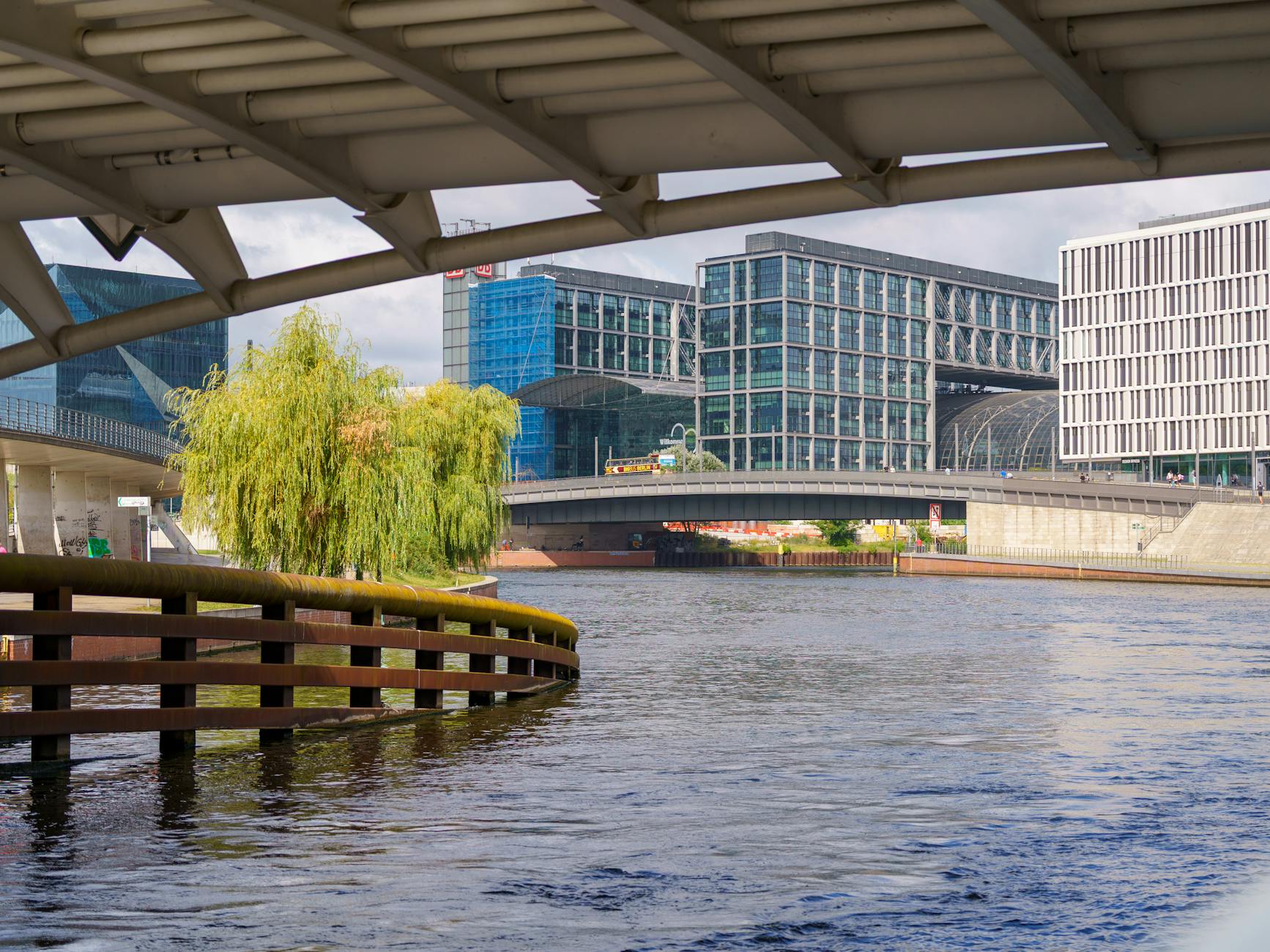 Berliner Hauptbahnhof Rolltreppen Symbolbild zum Thema Berliner Hauptbahnhof Rolltreppen
