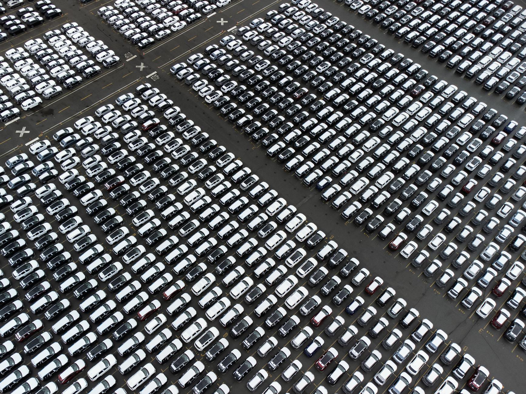 Auto Rast Menschenmenge Symbolbild zum Thema Auto Rast Menschenmenge