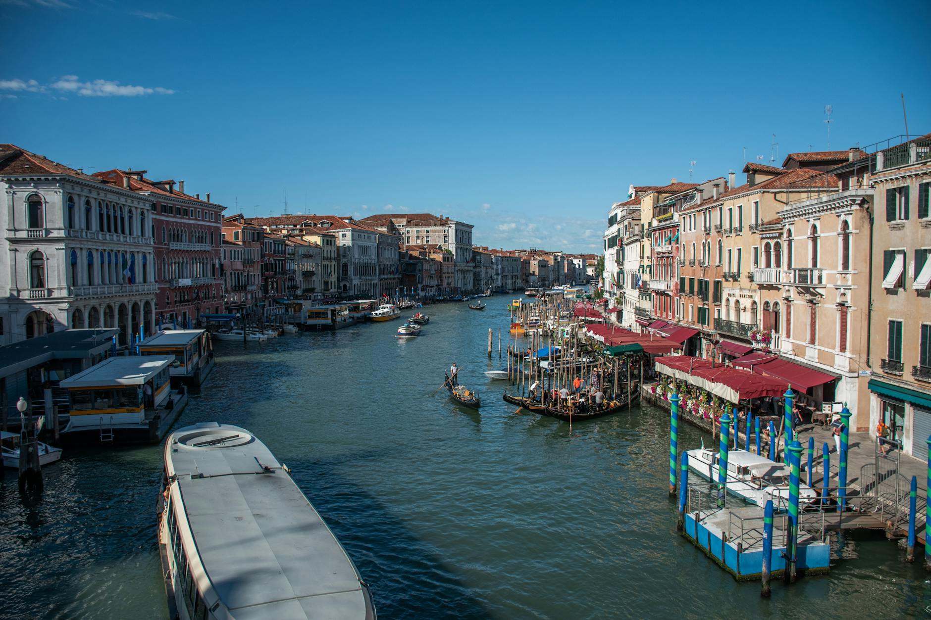 Detailansicht: Florentina Holzinger Biennale Venedig