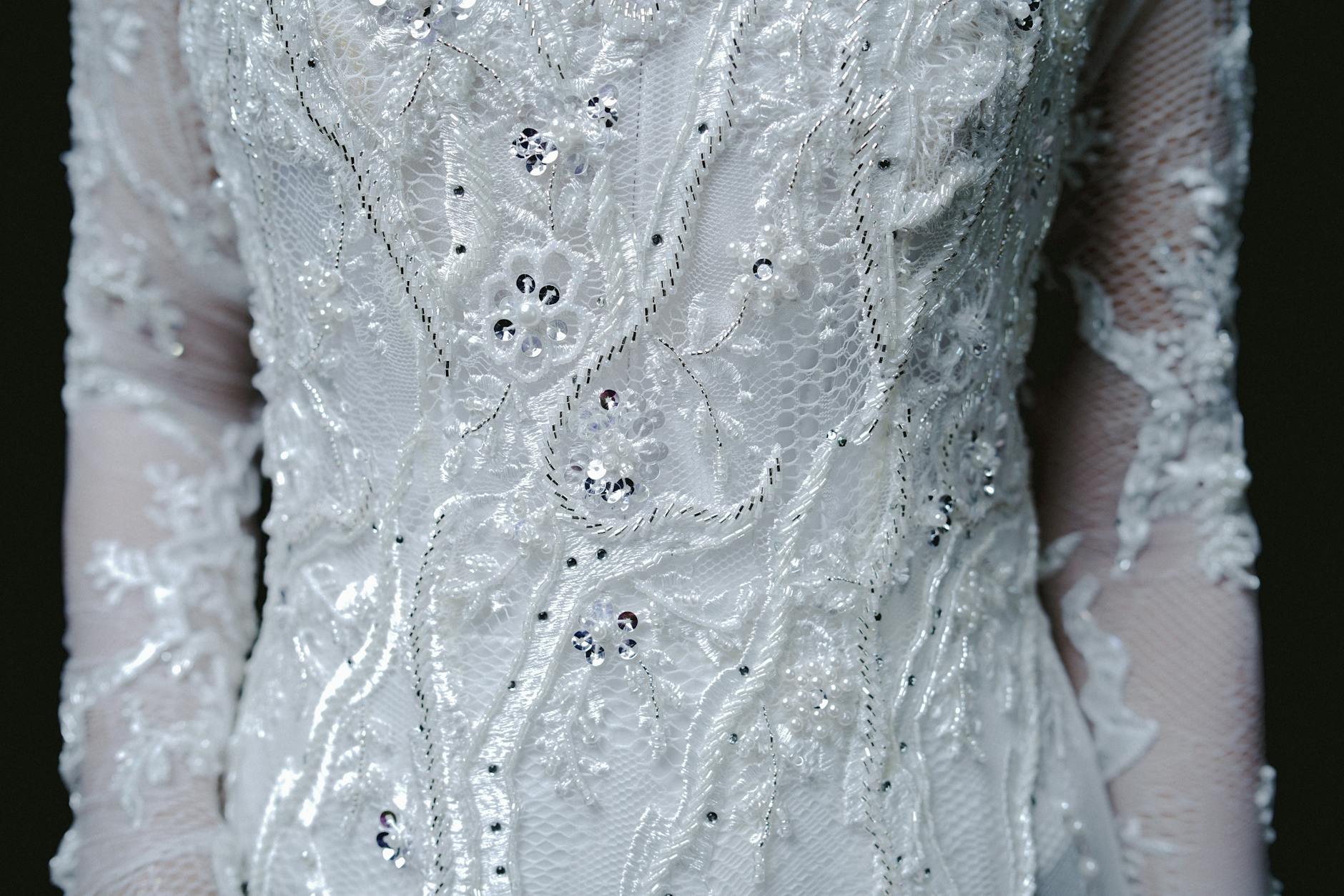 Illustration zu Victoria Swarovski Kleid Esc